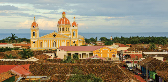 10. Nicaragua Quốc gia Trung Mỹ trở thành địa điểm du lịch hấp dẫn trong những năm gần đây nhờ các công trình kiến trúc thuộc địa tại thủ đô Granada, chính trị ổn định và các khu du lịch sinh thái. Thêm nữa, các chuyến bay tới Nicaragua cũng có giá tương đối hợp lý.