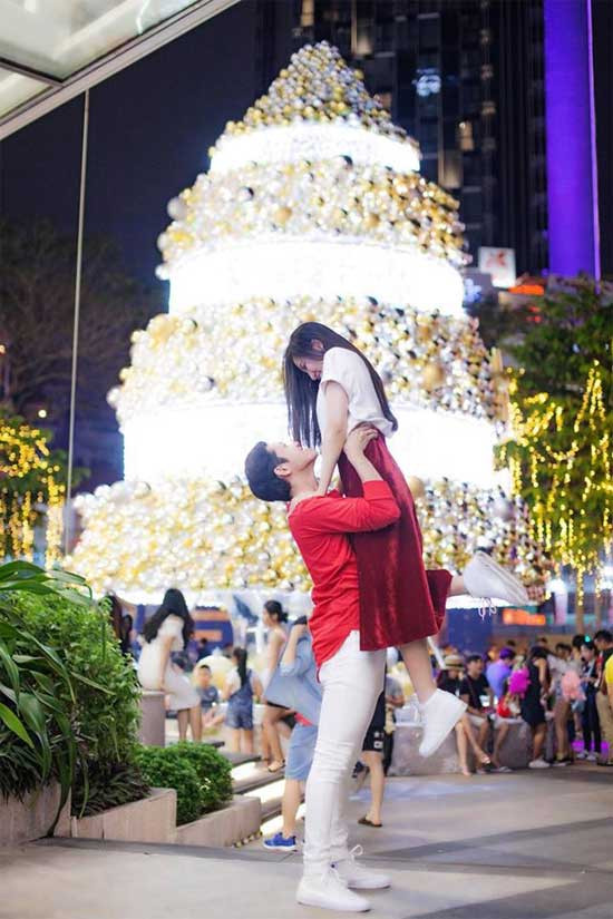Đây là lần đầu tiên Lý Phương Châu và Hiền Sến tận hưởng không khí mùa Giáng sinh bên nhau. Vì vậy nên dù rất bận rộn với nhiều dự án cuối năm nhưng vì bạn gái, Hiền Sến đã cố gắng để cả hai thật sự có kỷ niệm đẹp.
