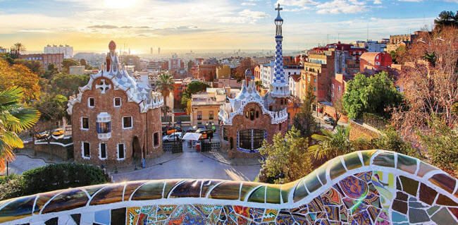 2. Tây Ban Nha Theo trang CheapAir.com, các chuyến bay tới thành phố Madrid và Barcelona vào đầu năm 2018 có xu hướng rẻ hơn cùng kỳ năm trước. Giá thuê phòng khách sạn cũng tương đối rẻ trên khắp Tây Ban Nha. Ngoài ra, du khách có cơ hội thưởng thức ẩm thực hấp dẫn và phong cảnh đẹp ở đất nước này.