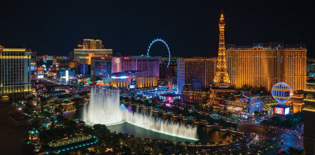 5. Las Vegas, Nevada, Mỹ Phần lớn các hãng hàng không đều có các chuyến bay giá rẻ tới thành phố Las Vegas, nên du khách có thể tiết kiệm khoản tiền đáng kể khi tới đây. Một số địa điểm du lịch hấp dẫn tại thành phố cũng hoàn toàn miễn phí đối với du khách.