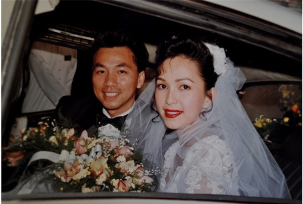 Năm 1994, sau khi hoàn thành vai nữ chính trong phim "Về trong sương mù", Diễm My kết hôn với doanh nhân Hà Tôn Đức - quý ông Việt kiều hơn chị 2 tuổi. Ngày cưới, sao Việt này diện bộ soiree ren dài tay vừa tinh tế, quyến rũ và sang trọng. Đặc biệt, người đẹp còn đi đầu trong trào lưu thiết đãi khách mời bằng tiệc cưới buffet ở một khách sạn lớn tại Sài Gòn.