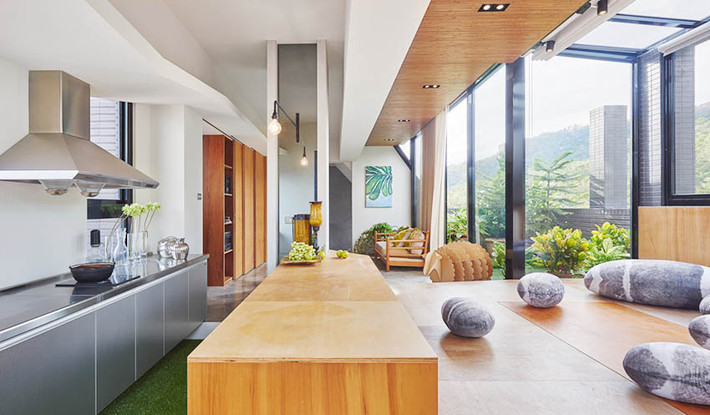 Không gian nhà bếp thông với phòng khách được thiết kế đơn giản, sử dụng gam màu trung tính làm chủ đạo mang đến nét đẹp sang trọng mà rất tiết kiệm không gian.