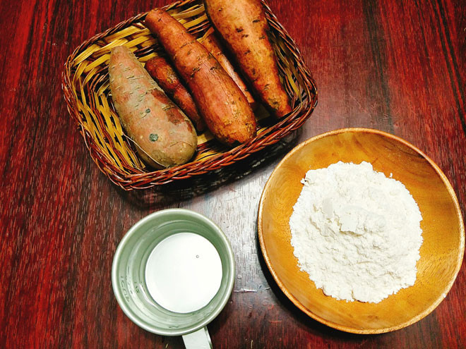 Chuẩn bị nguyên liệu: - 3-4 củ khoai lang to vừa - 2 thìa ăn phở bột chiên giòn - 2 thìa ăn phở bột khoai hoặc thay bằng bột gạo - 1 thìa ăn phở bột mì - Nước - Dầu ăn