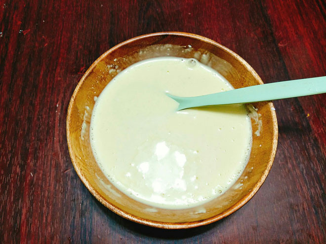 Bước 3: Cho bột khoai, bột chiên giòn, bột mì vào 1 cái bát, thêm từng ít nước và khuấy đều để hỗn hợp bột hơi đặc mà không quá loãng. Bạn có thể tự điều chỉnh hỗn hợp bột, nếu thích khoai có lớp vỏ hơi dày thì pha bột đặc 1 chút và ngược lại. Lưu ý: nếu loại khoai lang bạn mua không ngọt thì có thể thêm vào phần bột ướt 1-2 thìa đường nếu thích.