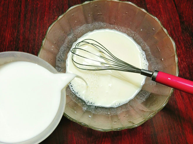 Hướng dẫn cách làm sữa chua: Bước 1: Trước tiên bạn cho nước sôi vào tô sạch, thêm sữa đặc và khuấy đều cho hòa tan, tiếp theo bạn thêm sữa tươi rồi khuấy đều.