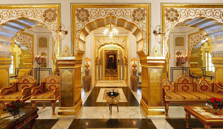 Maharajah Pavilion, khách sạn Raj Palace, Jaipur, Ấn Độ: Căn phòng ở cung điện Raj này sẽ cho du khách trải nghiệm cảm giác đế vương. Với giá 65.000 USD (1,5 tỷ đồng) một đêm, Maharajah Pavilion gồm nhiều phòng suite với trần cao, đèn pha lê, hiên rộng và bảo tàng riêng. Ảnh: The PinkCity Post.