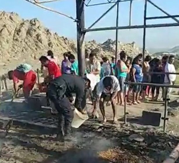 Tìm kiếm những di vật còn sót lại sau vụ cháy.