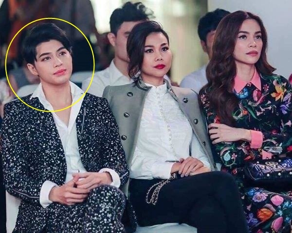 Người hâm mộ từng suýt không nhận ra thần tượng chỉ vì lớp phấn dày cộm, kẻ mắt và tô son đậm “bánh bèo” như thế này. Noo Phước Thịnh có lẽ chỉ nên trung thành với cách trang điểm nhẹ nhàng bởi vốn dĩ, nam ca sĩ đã sở hữu gương mặt và làn da đẹp.