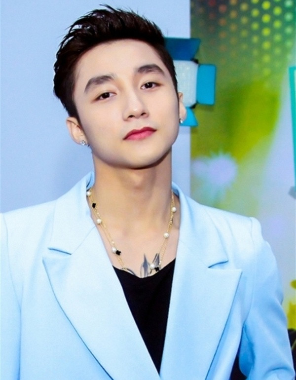 Theo đuổi hình tượng cá tính, nổi loạn, Sơn Tùng được fans đánh giá là càng ấn tượng, phá cách hơn khi chọn son màu nổi.