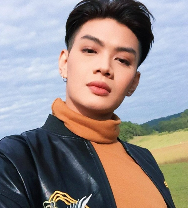 Kể từ khi công khai giới tính và chuyện tình cảm, Đào Bá Lộc cũng nhận được nhiều chú ý. Một trong những yếu tố khiến tên tuổi nam ca sĩ trở thành “nam châm” chính là kiểu make up son lì rất đặc trưng, tôn đôi môi dày gợi cảm.