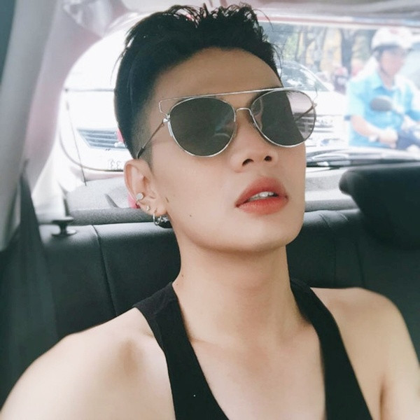 Hiếm có sao nam nào “chịu chơi”, thường xuyên chọn son màu nổi như Đào Bá Lộc. Nam ca sĩ còn sở hữu bộ sưu tập son lì cực “khủng”, khiến phái đẹp ráo riết “truy lùng”. Không thể phủ nhận, chính cách đánh son style nữ tính đã giúp Đào Bá Lộc tăng vẻ thu hút đáng kể.