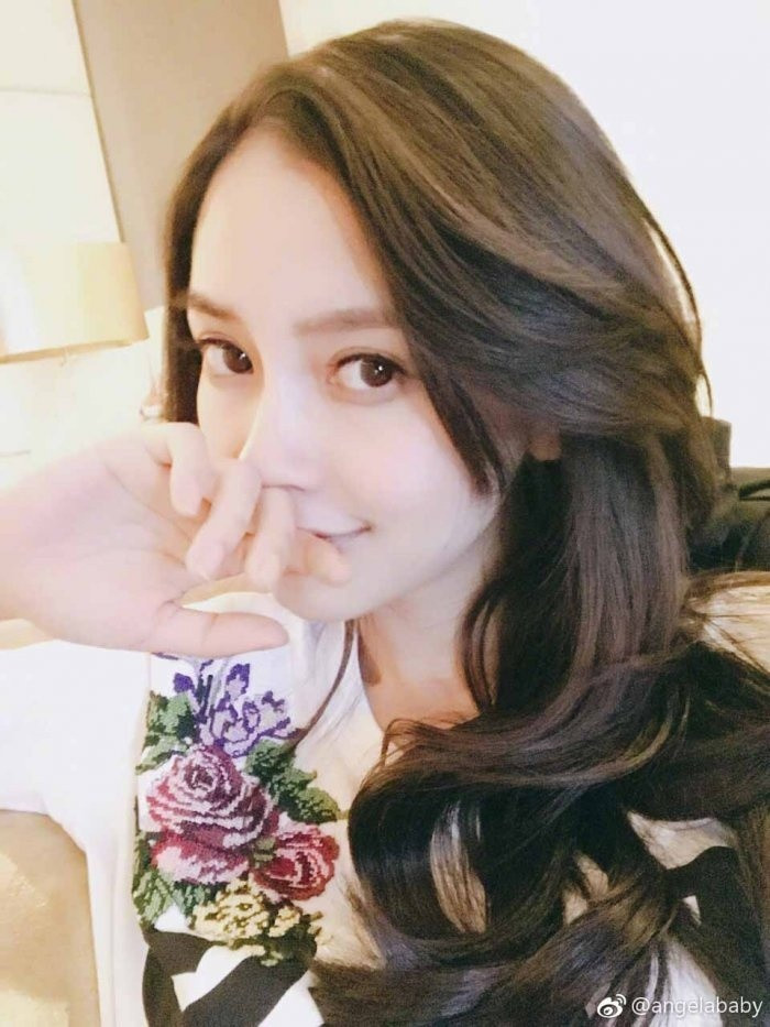 Chăm chỉ tẩy da chết hàng tuần Tẩy da chết là một bước chăm sóc da rất đơn giản nhưng thường bị bỏ qua. Dù có bận rộn như thế nào Angela Baby vẫn duy trì tẩy da chết da mỗi tuần một lần. Nữ diễn viên cho rằng, da bị mụn một phần cũng là do da không được làm sạch bụi bẩn, chất nhờn tích tụ trên da.