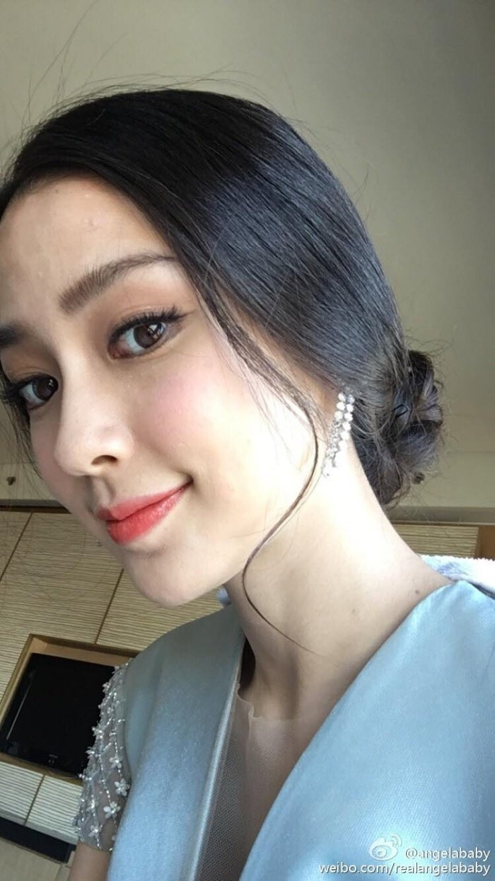 Nước ép dưa chuột giúp ngăn ngừa mụn Ngoài dùng gel lô hội, bà xã Huỳnh Hiểu Minh thường xuyên gọt vỏ dưa chuột, ép thành nước sau đó thoa lên mặt và đợi từ 20-25 phút. Dưa chuột giúp loại bỏ mụn trứng cá rất hiệu quả. Nước ép dưa chuột chứa rất nhiều vitamin E, C giúp dưỡng da sáng hồng, không tỳ vết, trẻ hóa làn da.