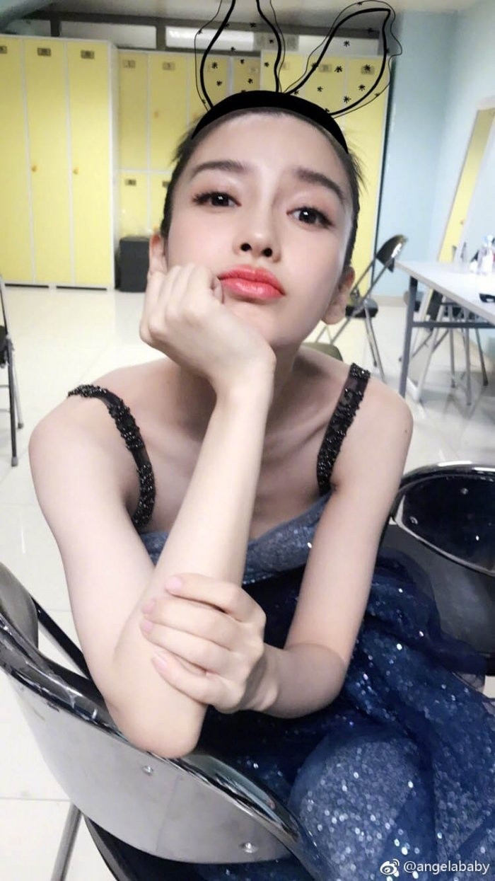Sau khi sinh con trai đầu lòng, Angela Baby ngày càng đẹp mặn mà khiến nhiều người ghen tỵ. Ngoại hình trẻ đẹp, rạng rỡ của Angela Baby khiến mọi người khó tin rằng cô đã từng qua 1 lần sinh nở. Mỹ nữ Hoa ngữ đã sử dụng những nguyên liệu thiên nhiên rẻ tiền, dễ kiếm như lô hội, dưa chuột để duy trì làn da sáng hồng, rạng rỡ đáng mơ ước.