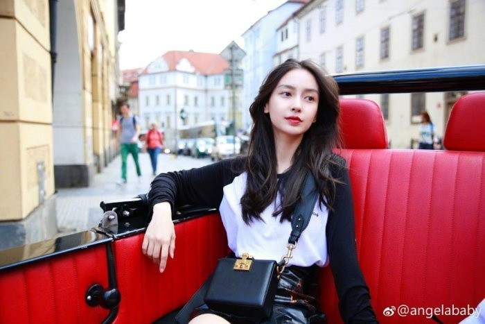 Cô thường dùng cắt gel lô hội tươi thành từng mảnh nhỏ và đắp vào vị trí bị mụn. Gel lô hội giúp làm dịu vết mụn, làm giảm sưng, viêm cũng như dưỡng da hồng hào, tươi sáng, ngăn ngừa lão hóa.