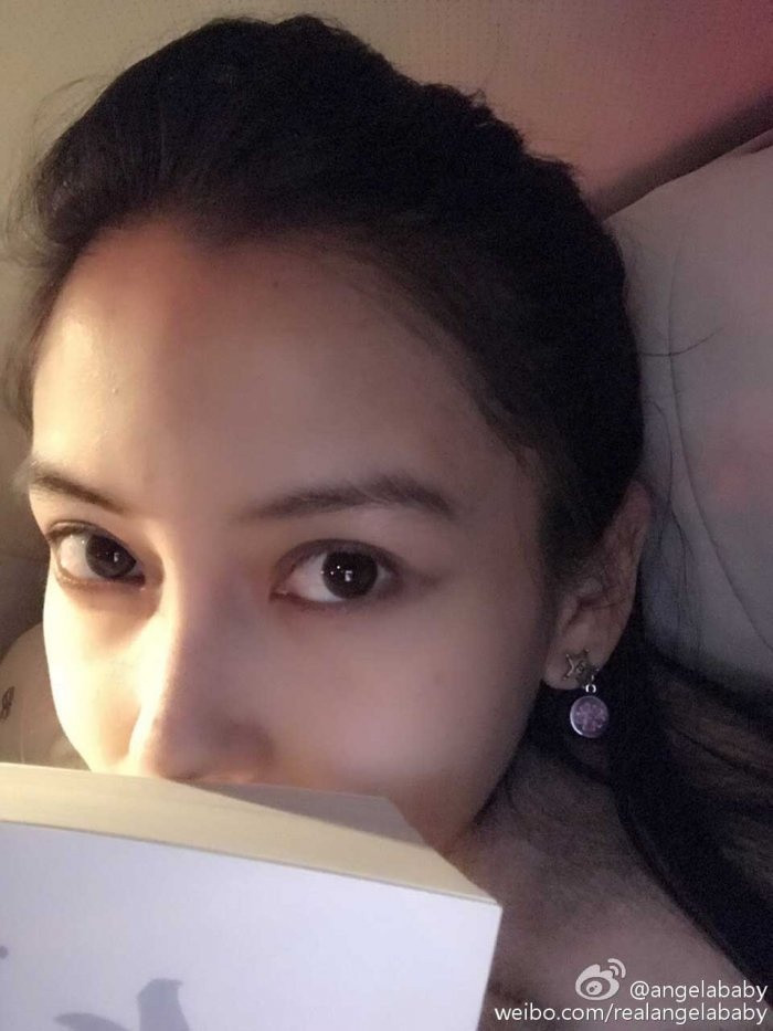 Ngoài việc sử dụng nước ép để thoa lên da, Angela Baby còn rất tích cực uống nước ép dưa chuột cũng rất tốt cho việc dưỡng da đẹp, sáng đều mịn màng ngay từ bên trong.