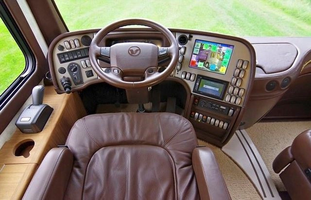 Tuy chỉ có diện tích không quá 40 m² nhưng khoang xe được thiết kế với không gian mở khá rộng rãi với nhiều nội thất sang trọng. Phần ghế sô pha được bọc da thật, các đồ nội thất khác đều được làm từ gỗ đắt tiền. Trong xe còn lắp đặt rất nhiều camera giám sát và hệ thống giải trí cao cấp. Khác với các dòng nhà xe thông thường, khu vực nhà tắm trong Performance S có diện tích khá rộng, bao gồm một buồng tắm đứng, khu vệ sinh và bồn rửa mặt cỡ lớn. Phòng bếp có đầy đủ các dụng cụ, thiết bị cần thiết. Cạnh bếp còn có một quầy bar nhỏ để thư giãn.