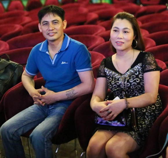Phong cách ăn mặc của mẹ giọng ca "Nơi này có anh" cũng được fan đánh giá sành điệu.