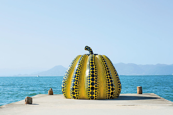 Đảo nghệ thuật trừu tượng Naoshima: Với diện tích chỉ khoảng 13 km2, Naoshima có những bảo tàng nghệ thuật đương đại ấn tượng, cùng nhiều tác phẩm điêu khắc ngoài trời, nghệ thuật sắp đặt và các kiệt tác kiến trúc. Ảnh: Departures.