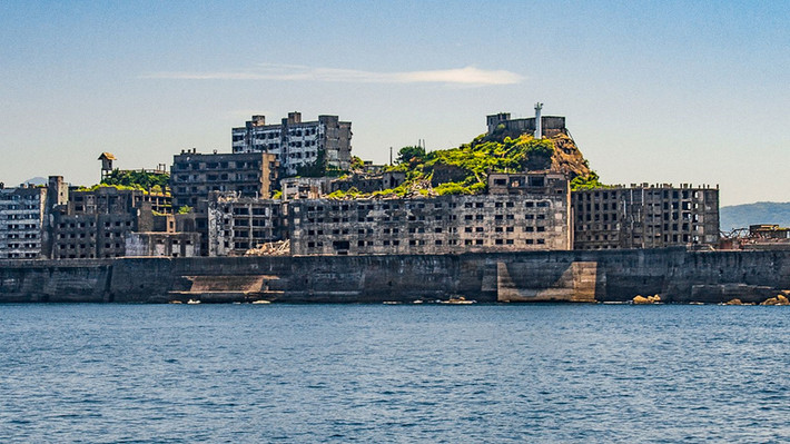 Đảo tàu chiến Gunkanjima: Nằm các Nagasaki khoảng 15 km, đảo Gunkanjima từng là mỏ than sầm uất với hơn 5.000 người sinh sống. Đảo bị bỏ hoang từ những năm 1960 và trở thành điểm du lịch nổi tiếng. Hòn đảo kỳ lạ Gunkanjima được công nhận là Di sản thế giới năm 2015 và xuất hiện trong tập phim Skyfall của loạt phim James Bond đình đám. Ảnh: Cnet.