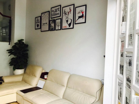 Hồ Quang Hiếu tiến hành sửa nhà trong một tháng qua vô cùng bận rộn và vất vả. Nam ca sĩ chia sẻ: "Mấy tháng trước tình cờ gặp lại thằng bạn, nhìn thấy nó mặt mũi hốc hác, tóc tai rũ rượi, môi mồm lở loét, mình thảng thốt. “Mày có sao không? Có bị vợ bỏ hay mắc bệnh nan y gì không mà nhìn gớm vậy cưng?". Nó nói: “tao đang sửa nhà, chóng mặt quá !".