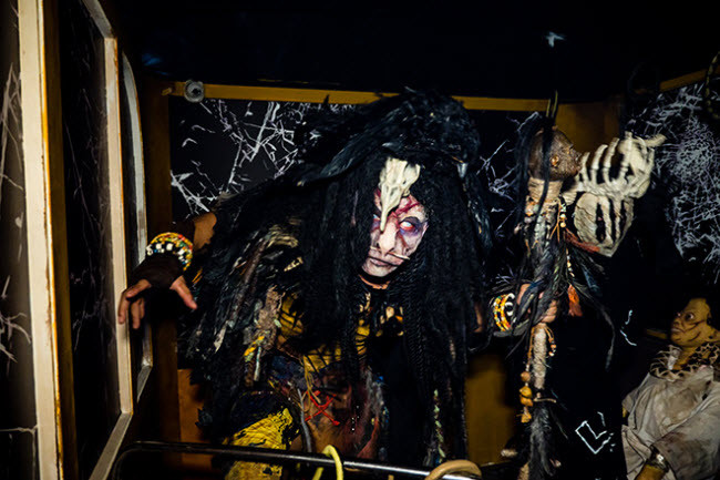 Hex: Đây là vương quốc của tà thuật với nhân vật chính là một pháp sư và phù thủy tên Midnight Man. Hắn khống chế tất cả những tâm hồn và trái tim của người yếu đuối, rồi biến họ thành các con quỷ để thực hiện hành vi độc ác, bao gồm tấn công du khách.
