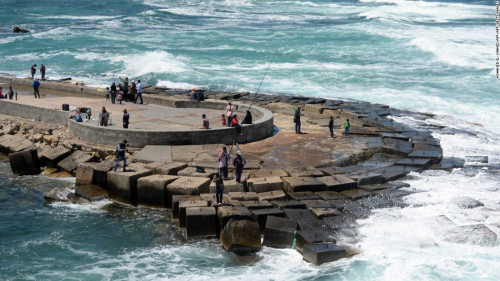 Thành Qaietbay của thế kỷ 15 tại thành phố Cảng Alexandria nằm tại vị trí tương tự nơi ngọn hải đăng nổi tiếng từng được xây dựng – đã bị phá hủy một phần bởi động đất vào thế kỷ 11 và bị phá hủy toàn bộ bởi một trận động đất khác vào những năm 1300. Ngày nay, thành cổ này được coi là một bảo tàng hải dương học.