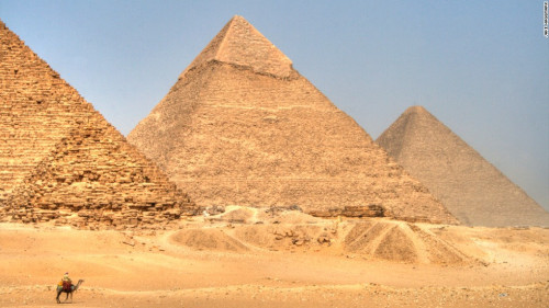 Kim tự tháp nằm trải dài từ Giza đến Dahshur, bao gồm cả Nhân sư khổng lồ kì vỹ là phần rộng lớn của Vương quốc cổ Ai Cập. Được xếp hạng là một trong bảy kì quan thế giới, duy nhất nơi đây vẫn lưu giữ dòng chữ khắc trên tấm bia từ thuở sơ khai.