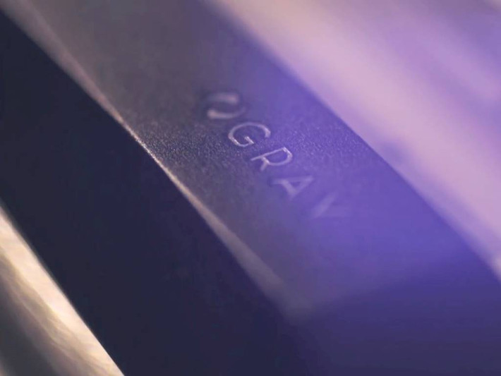 Logo và các chi tiết khác được khắc laser.