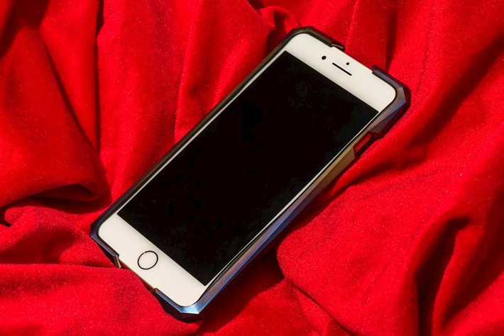 Đây là iPhone 8 khi dùng vỏ của Gray. Bạn có thể nhìn thấy hiệu ứng cầu vồng vô cùng nổi bật, khung kim loại cũng mang lại cảm giác cao cấp.