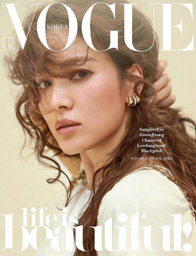 Nếu như trong loạt ảnh chụp cùng chồng sắp cưới ở Mỹ, nữ diễn viên Song Hye Kyo buộc tóc dài thì trong ảnh trên tạp chí, cô chọn kiểu tóc xoăn tự nhiên. Bộ ảnh được chụp tại San Francisco cũng là địa điểm Song Hye Kyo và Song Joong Ki cùng sang Mỹ thời gian gần đây.