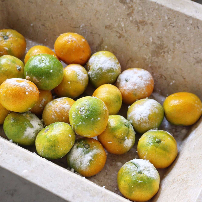 Quất rửa sạch, ngâm trong nước muối pha loãng khoảng 15 phút rồi rửa lại một lần nữa sau đó để ráo.