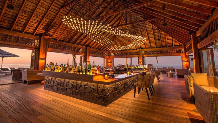Coco Bar của resort mở cửa cả ngày lẫn đêm và phục vụ chiếu các sự kiện thể thao trên màn hình lớn.