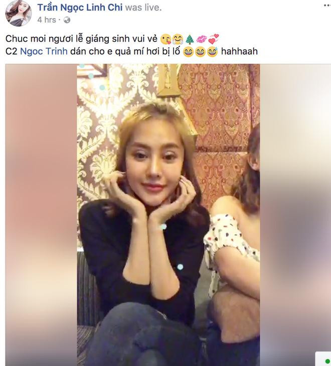 Cô nàng không ngần ngại livestream và trở lời câu hỏi từ người hâm mộ. Thậm chí, người mẫu Linh Chi còn nửa đùa nửa thật khi đăng dòng chia sẻ liên quan đến việc "dán mí".