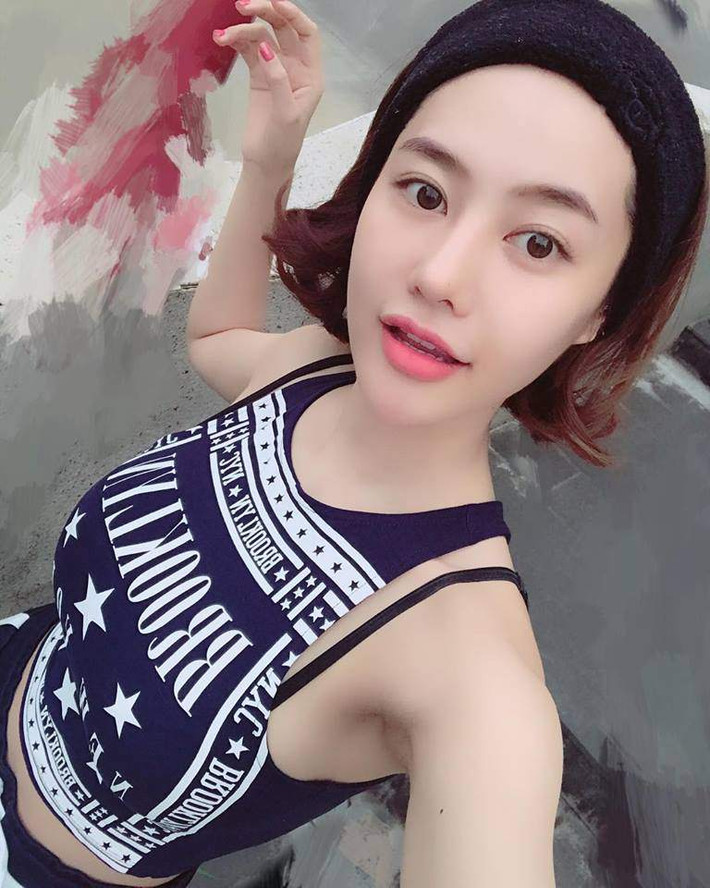 Xét về tổng thể, gương mặt nhỏ nhắn của Linh Chi không thích hợp với một chiếc mũi quá cao và đôi môi tều khổng lồ kiểu tây.