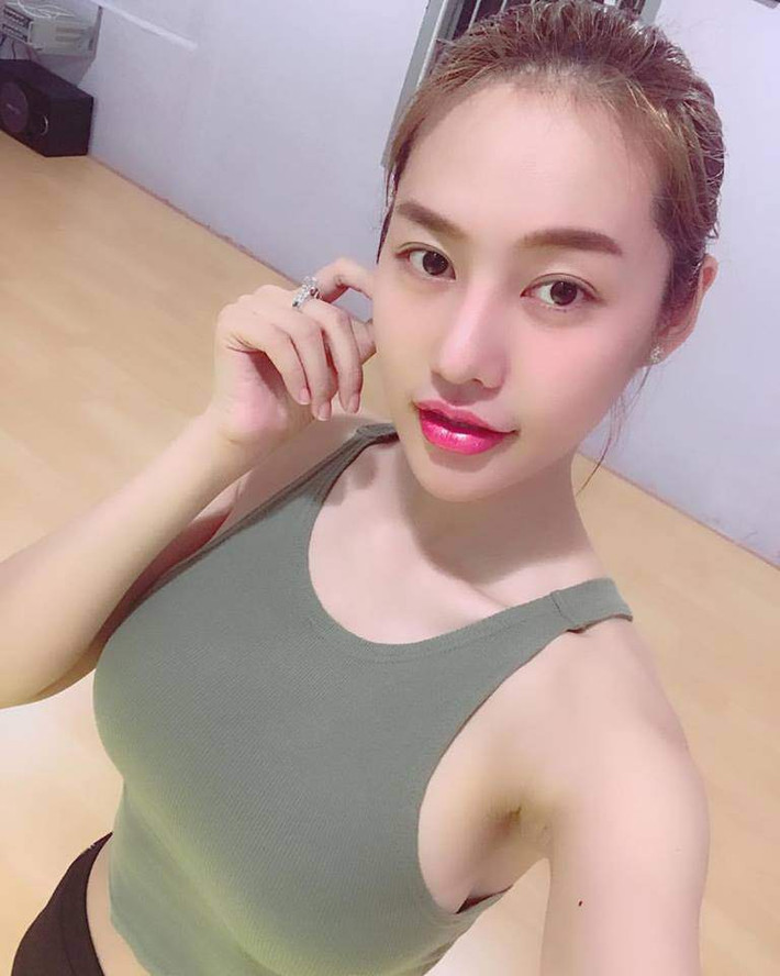 Cô được cho là đã nhờ cậy đến dao kéo để có chiếc mũi cao và đôi môi tều đúng chuẩn. Nhưng chẳng mấy khi Linh Chi nhận được lời khen từ dư luận bởi số đông cho rằng màn nâng cấp này khiến khuôn mặt cô bị "giả".
