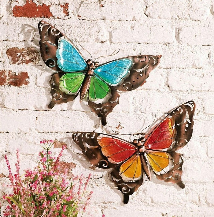 Biểu tượng bướm Phong thủy sử dụng biểu tượng bướm cũng tương tự như việc sử dụng biểu tượng chim. Cả hai đều là biểu trưng cho tự do, khao khát hạnh phúc. Biểu tượng bướm tượng trưng cho tình yêu và lãng mạn.