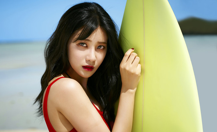 Yuna (AOA): Thông tin ChoA rời nhóm khiến nhiều người đặt ra câu hỏi về người sẽ hát chính trong những ca khúc tiếp theo của AOA. Công chúng đã hoàn toàn quên mất nhóm vẫn còn một giọng ca chính khác là Yuna. Mặc dù sở hữu kĩ năng ca hát ngang ChoA nhưng cô bị người bạn cùng nhóm lu mờ hoàn toàn.