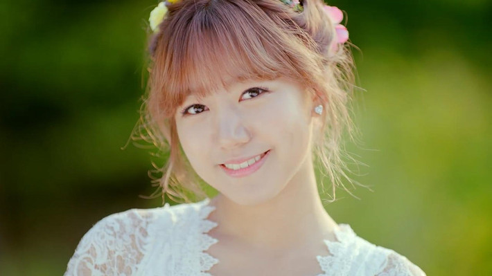Nam Joo (APink): Mỗi khi giọng ca chính Eun Ji vắng mặt, Nam Joo sẽ là người thay thế đảm nhiệm phần hát nốt cao và phân đoạn khó trong bài. Tuy nhiên giọng hát của nữ ca sĩ Hàn không được nhiều người biết đến. Phần lớn công chúng đều cho rằng trong APink chỉ có Eun Ji biết hát.