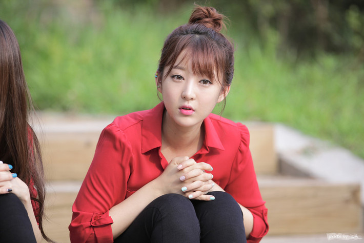Hyerin (EXID): Danh tiếng quá lớn của Solji khiến nhiều người quên mất EXID vẫn còn một giọng hát nội lực không kém là Hyerin. Trong thời gian trưởng nhóm Solji ngừng hoạt động để chữa bệnh, các phần hát của cô được giao cho Hyerin đảm nhận. Có nhiều ý kiến cho rằng nhờ có dịp này khả năng thật sự của Hyerin mới được tỏa sáng.