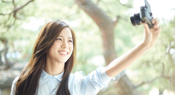 Ji Soo (Black Pink): Khán giả thường cho rằng Ji Soo chỉ là "bình hoa di động" của tân binh quái vật Black Pink mà không có tài. Thực tế, thành viên xinh đẹp của nhóm nhạc đến từ YG này không chỉ đảm nhận vai trò gương mặt đại diện mà còn sở hữu kĩ năng hát nhảy vượt trội.