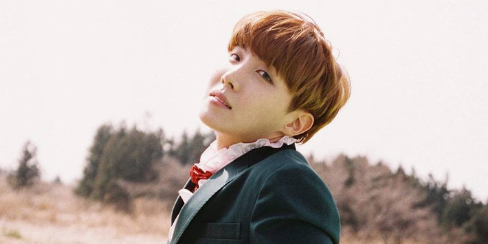 J-Hope (BTS): BTS hiện đang làm một trong những nhóm nhạc thành công nhất và được đánh giá cao về tài năng. Tuy nhiên, J-Hope vẫn chưa nhận được sự công nhận đúng mức về khả năng của mình. Được coi là một người toàn tài, sao thần tượng Hàn này đảm nhận vị trí nhảy chính, rap và sở hữu giọng hát tốt.