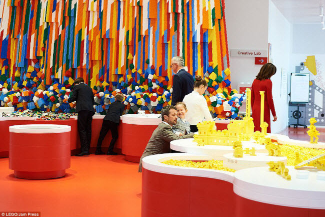 Tòa nhà Lego mất 4 năm để xây dựng, sau khi được lên kế hoạch vài năm trước đó.
