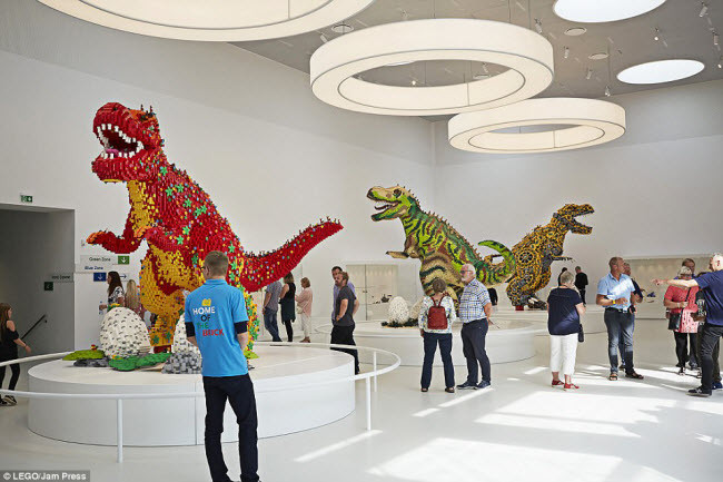 Để thu hút trẻ em và người lớn yêu thích Lego, tòa nhà có 4 khu vui chơi, 3 nhà hàng và 1 cửa hàng được thiết kế theo phong cách đặc trưng của hãng đồ chơi này.