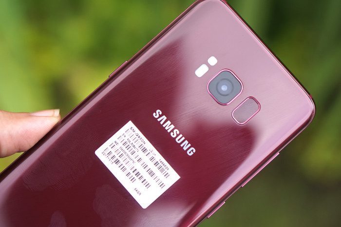 Galaxy S8 thế hệ mới có màu đỏ Burgundy. Cùng với màu xanh Blue Coral, đây được xem là hai phiên bản nổi bật nhất của dòng máy Galaxy S8.