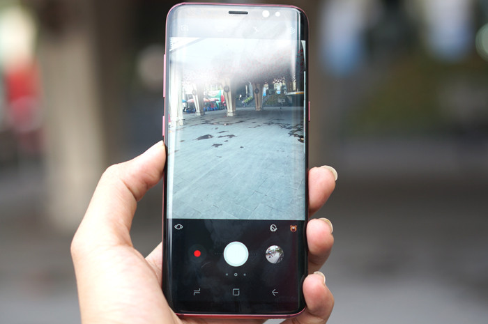 Phiên bản đỏ Burgundy của Galaxy S8 cũng sử dụng chip Exynos 8895 cùng RAM 4GB, bộ nhớ trong 64GB như ở những phiên bản thông thường.