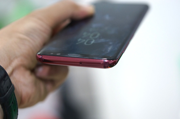 Samsung cũng đem màu đỏ đặc biệt này lên các cạnh bên. Chính vì vậy, khi cầm Galaxy S8 đỏ Burgundy trên tay, người dùng có ngay cảm giác về sự nguyên khối và liền mạch.