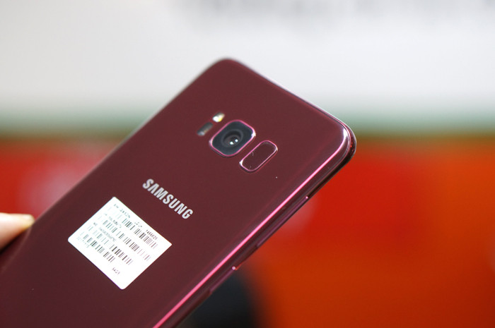 Sự khác biệt giữa phiên bản đỏ Burgundy với các phiên bản màu sắc khác nằm ở ngoại hình. Toàn bộ phần mặt sau của máy nổi bật với màu đỏ thẫm.