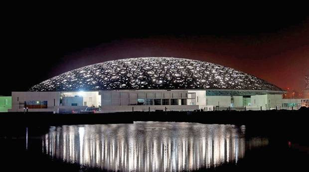 Louvre Abu Dhabi phát sáng trong đêm.