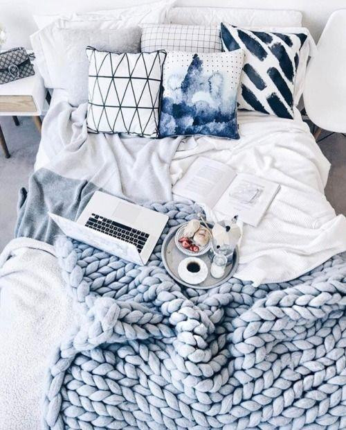 Nếu chơi lớn, hãy tậu ngay những chiếc mền đắp dạng len đan sợi khổng lồ, gối bọc vỏ len đan cũng tạo nên sự ấm cúng cho phòng ngủ không thua không kém trong những ngày đầu đông lạnh giá nhé.